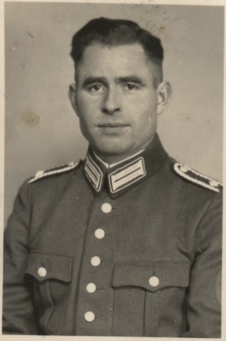 HK07__Herbert_in_Uniform___evtl._ca_1938.jpg