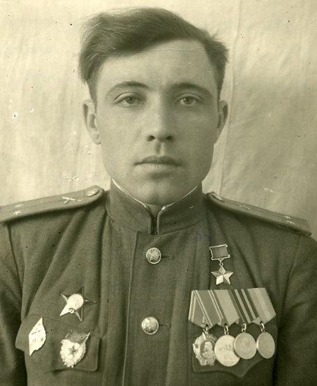 Paramonov HSU Pavel Denisovich 1925 1970 as arty Lt ca1947 ns 44KB.jpg