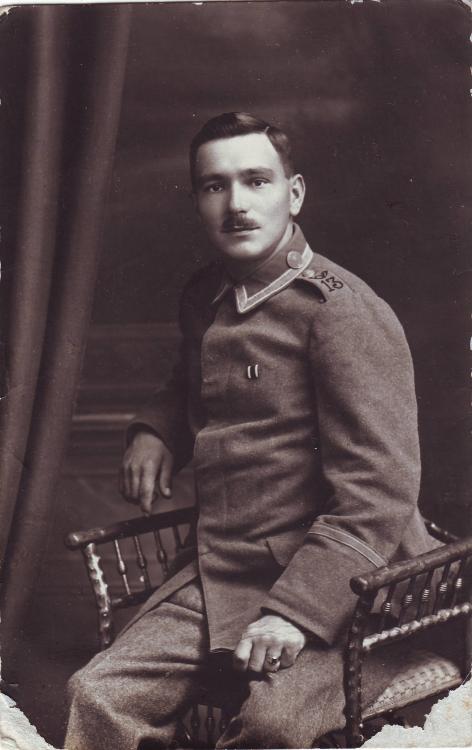 Jg.Btl. 13 (Sergeant, Bluse 1915, SK-Knopf mit Krone).JPG