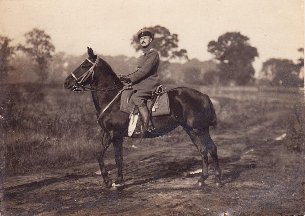 Friedrich Seesselberg zu Pferd in Uniform.jpg