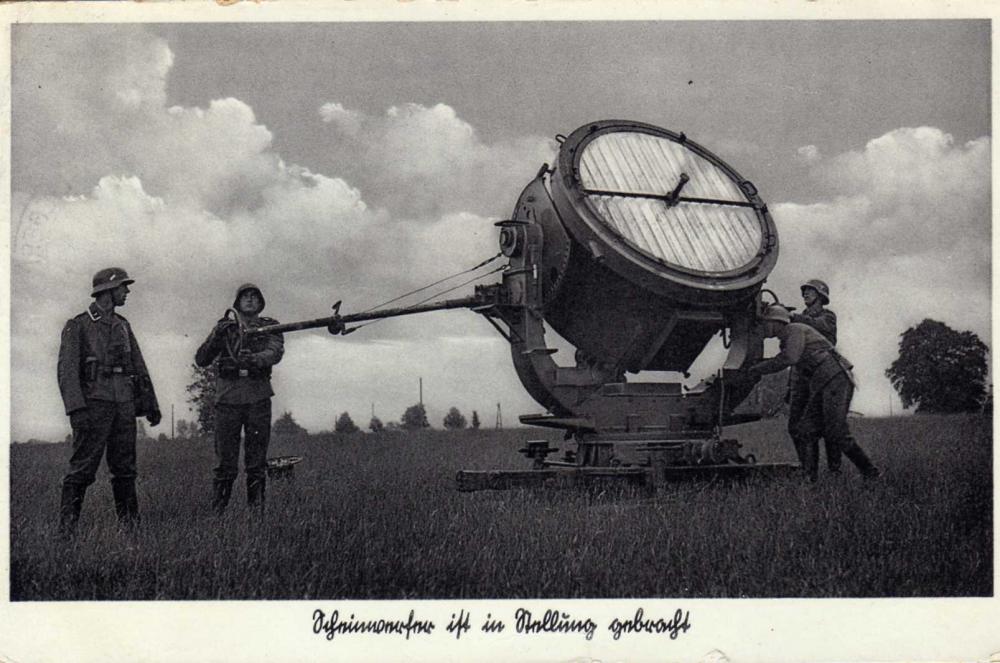 Lw-Flak - 035 - 200 cm Scheinwerfer ist in Stellung gebracht.jpg