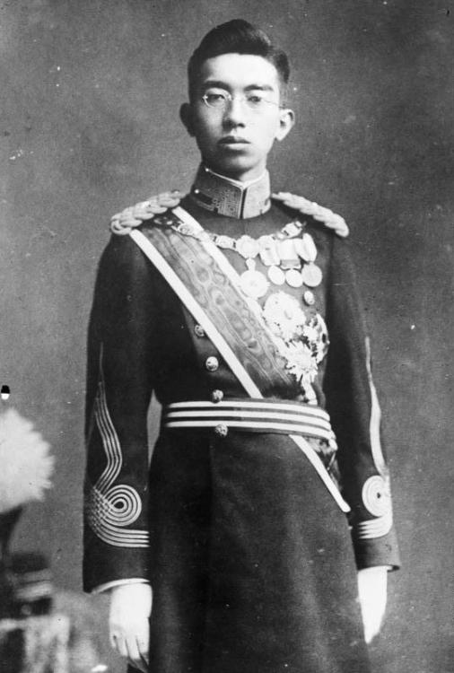 Bundesarchiv_Bild_102-12923,_Kaiser_Hirohito.jpg