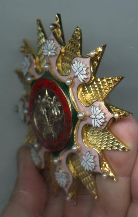 Irak Order of the Hashemite Crown breast star side.jpg