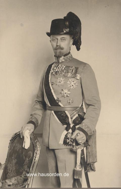 Lippe-Leopold Portrait in Kuk 12te Feldjäger Uniform stehend an Stuhl web .jpg