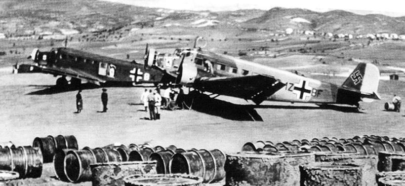 ju52-6-Junkers-Stab-IV_KGrzbV1-Greece-May-1941_grey.jpg.33d94961c87fe747ea8000f40f4cb3d8.jpg
