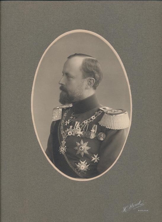 Lippe-Fürst Leopold IV Seitenportrait in 55er Uniform.jpg
