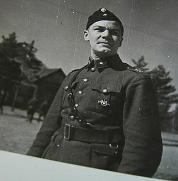 776012594_54.2.KahlaPaavoElias(1918-1944)-luutnantti(26.4_1942.).jpg.fecc6126c8b8800a0e47af7b466c2215.jpg