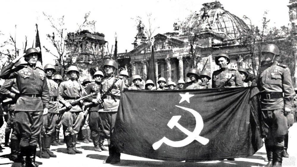 arhivnoe-foto-sovetskih-soldat-s-flagom-u-zdanija-rejhstaga-v-mae-1945-goda.thumb.jpg.7f8d1453bd5a8f1bcd64d736df82f970.jpg