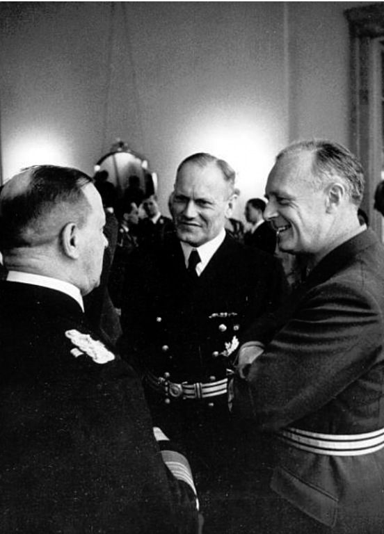 Großadmiral Erich Raeder, Botschafter Eugen Ott und Joachim von Ribbentrop beim Empfang für Staatsgäste i. d.Führerwohnung in d. Reichskanzlei, 28. März 1941.png