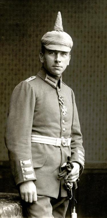 Dr. phil. Alfred Wegener als Reserveoffizier des Deutschen Heeres im I. Weltkrieg.jpg