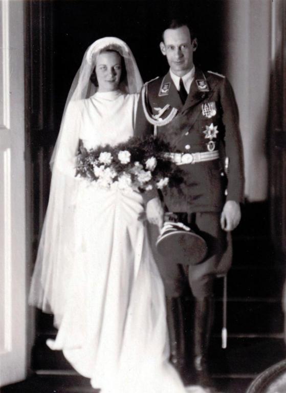 Bildpostkarte der Hochzeit des Prinzen Hubertus von Preußen mit Maria-Anna Freiin von Humboldt-Dachroeden, 1941.jpg