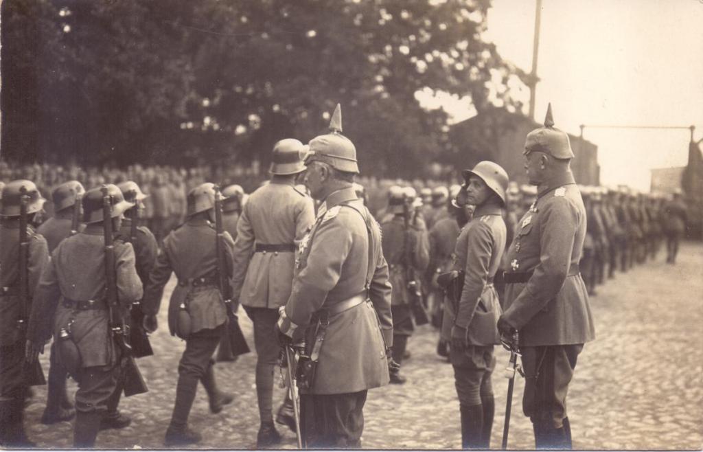 Kaiser Wilhelm II (Hutier, Parade, Stahlhelm, Karabiner 98).jpg