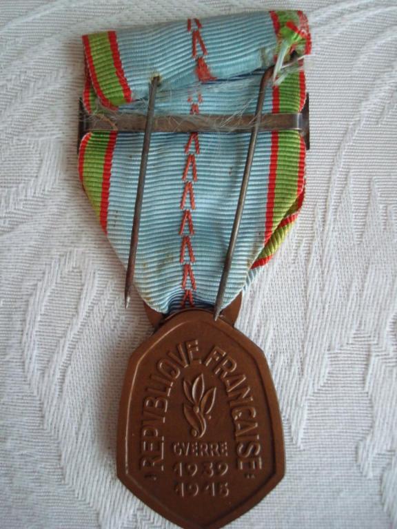 France-1939-1945 Commemorative War Medal-Liberation clasp-R.JPG