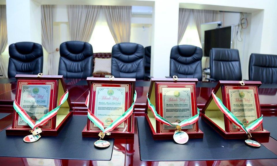 Somaliland President Presents Medals of Honor to 4 Military Graduates.jpg
