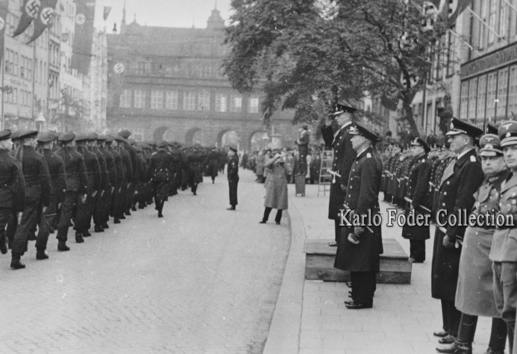 Hubert Schmundt, Parade in Danzig, Lothar von Arnauld de la Perière, Generalleutnant Heinrich Strack, SS-Brif. Wilhelm Huth.png