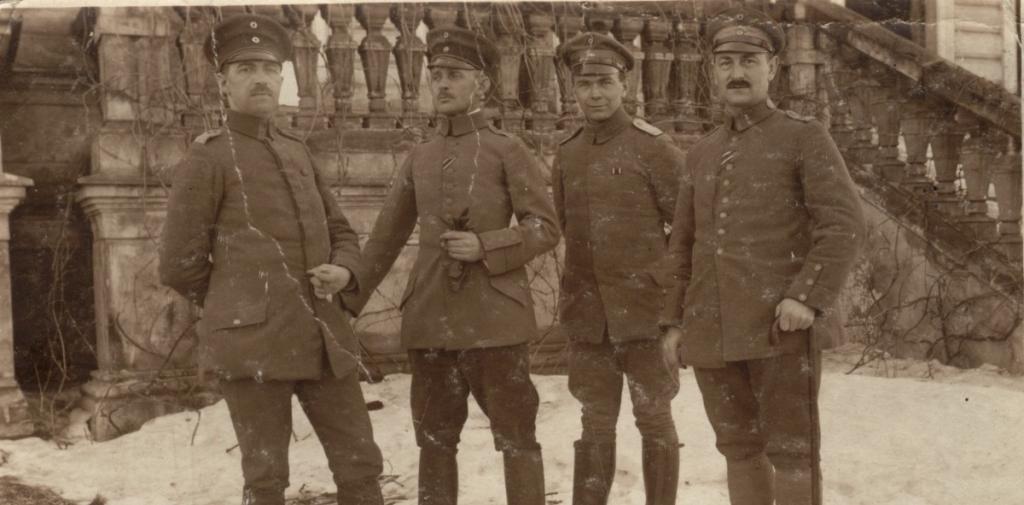 1915-02nach - Ludwig Weszkalnies in Uniform - 2. von links.jpg