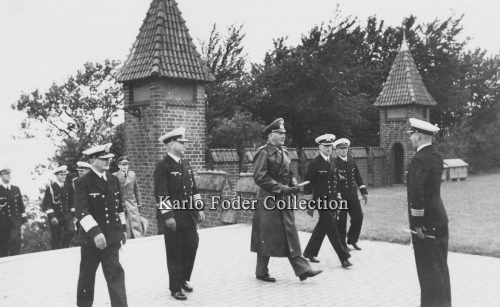 Alfred Saalwächter, Conrad Albrecht, Werner von Blomberg, Hubert Schmundt, Marineschule Mürwik, 1937.png