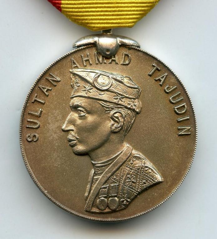 Brunei Medal Silver Jubilee Sultan Omar Taimur 1949 obverse cose up (1).jpg