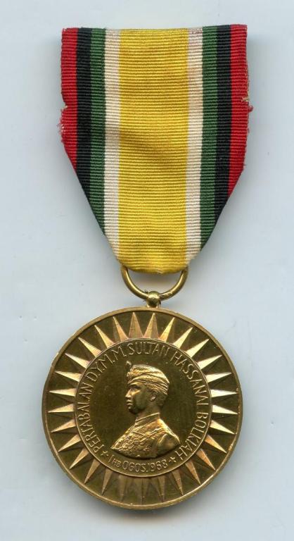 Brunei Coronation Medal 1968 gold obverse.jpg