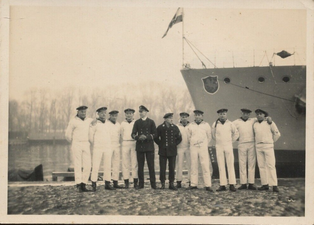 Foto - Marine Matrosen vor Schiff Wappen Kennung - 1929.png