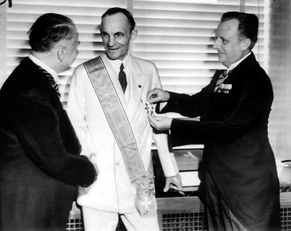 Henry_Ford_erhält_das_Großkreuz_des_Verdienstordens_des_Deutschen_Adlerordens,_Juli_1938.png