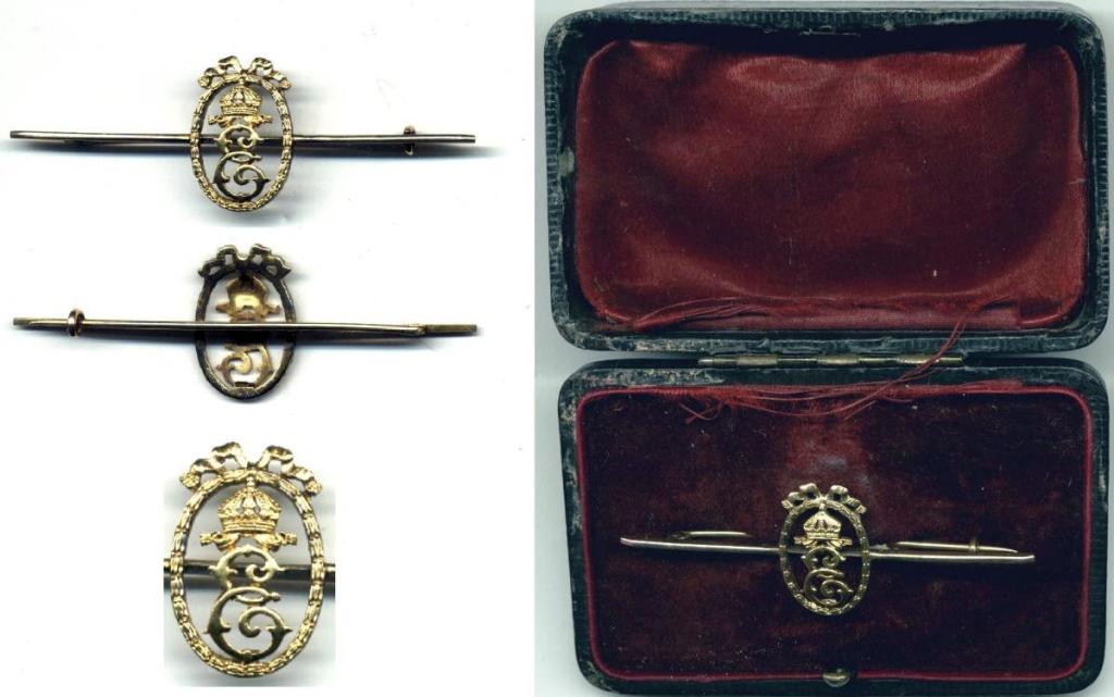 带有 NV 字母组合的金色领带别针 埃莉诺王后，约 1908-1916 年黄金，14 克拉，重量和尺寸 - 未知。.jpg