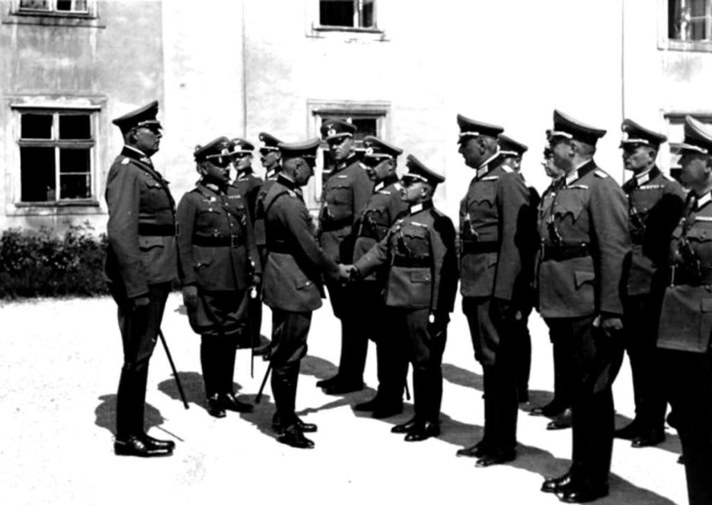 Walther_von_Brauchitsch_besucht_im_Juni_1938_die_Theresianische_Militärakademie_II.jpg