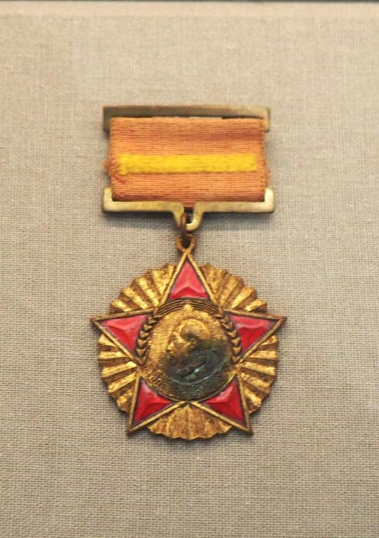 (f)_1951 Commemorative Medal for the War to Resist US Aggression and Aid Korea [Tao Zhuping].JPG