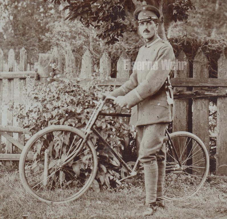 Sergeant mit Fahrrad.jpg