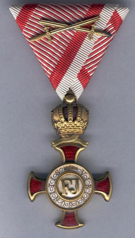 0031-Goldenes Verdienstkreuz + Krone + Schwerter avers.jpg