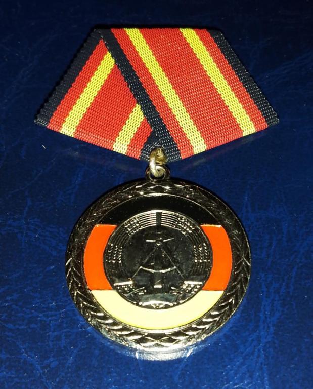 DDR Verdienstmedaille military.jpg